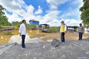 Presiden Jokoi Tinjau Pembangunan Tanggul Pengendali Banjir di Kelurahan Ladang Kabupaten Sintang