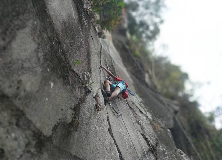 Salah satu spot tebing yang mengitari Ranu Agung dijadikan sebagai olahraga panjat tebing. (Foto: Andri Ana / Google Map)