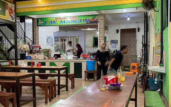 Warung Lalapan Bebek Cak Mangun. (Foto: Odi Hutajulu / Google Map)