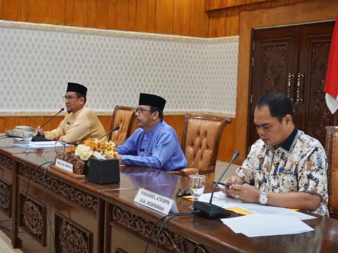 - Sekretaris Daerah Kabupaten Mempawah Ismail memimpin Rapat Koordinasi Percepatan Persertifikatan Aset Milik Pemerintah Daerah Kabupaten Mempawah, di Balai Junjung Titah Kantor Bupati Mempawah, belum lama ini.