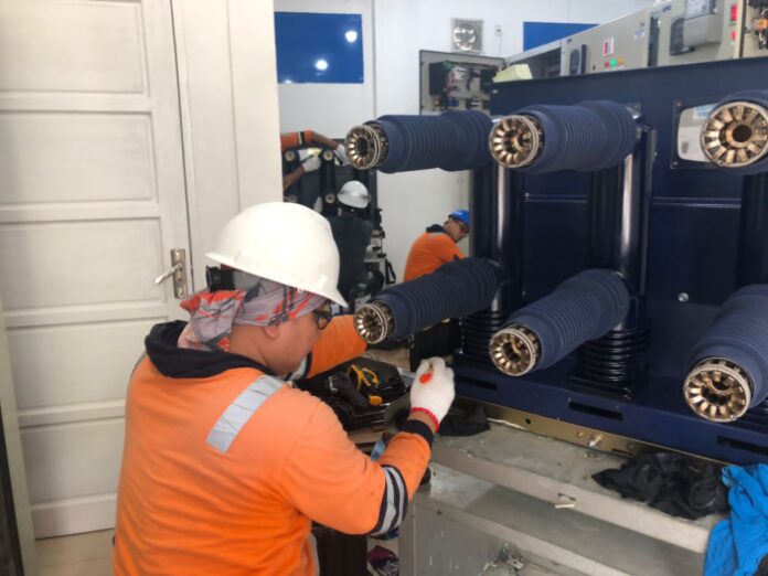 Petugas PLN melakukan pemeliharaan mesin pembangkit jaringan listrik