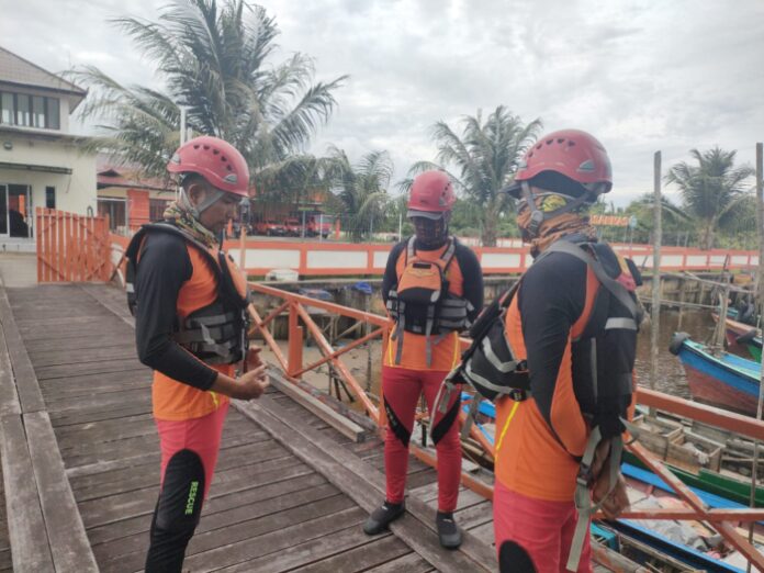 Petugas SAR sedang mempersiapkan diri untuk melakukan pencarian terhadap dua kru kapal tugboat Sinar Pawan yang Tenggelam di Perairan Kendawangan.