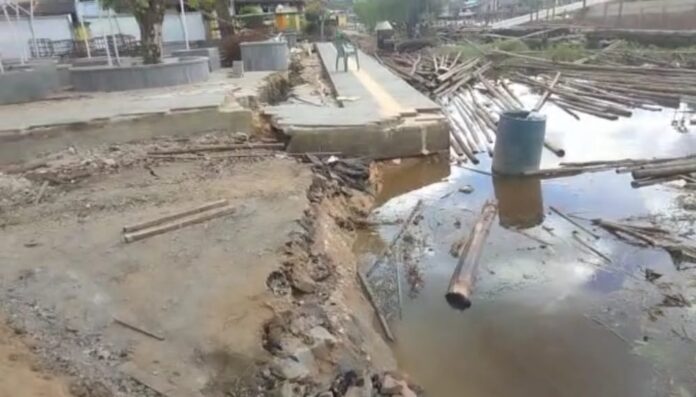 Tangkapan layar penampakan kawasan waterfron Alwatzikhobilah, Kabupaten Sambas, ambruk akibat longsor