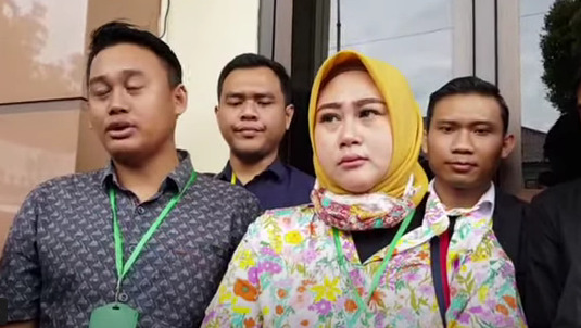 Istri Daus Mini, Shelvie Hana Wijaya bersama tim kuasa hukumnya. (Foto: Tangkapan Layar Youtube Cumi-Cumi)