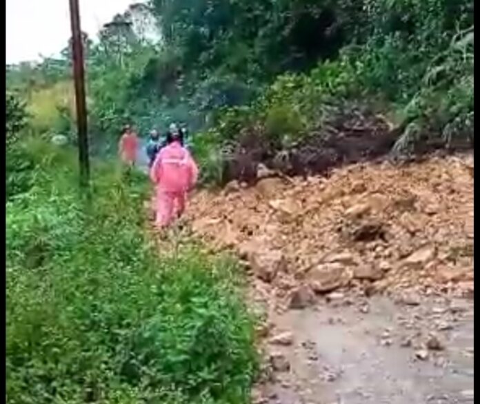 Tanah longsor tutup jalan raya di Simpang Riam Bengkayang