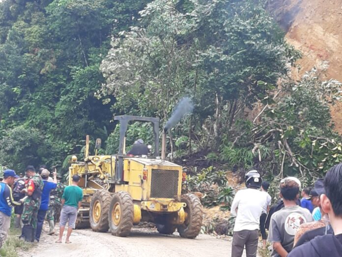 BPBD Bengkayang turunkan alat berat untuk mengangkat timbunan longsor yang menutup jalan Simpang Riam, Desa Cipta Karya, Kecamatan Sungai Betung