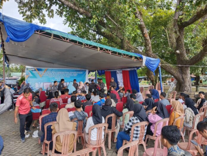 Program Jebol Pekan Ceria Disdukcapil Kayong Utara melayani masyarakat dalam mengurus dokumen pencatatan sipil. (Istimewa)