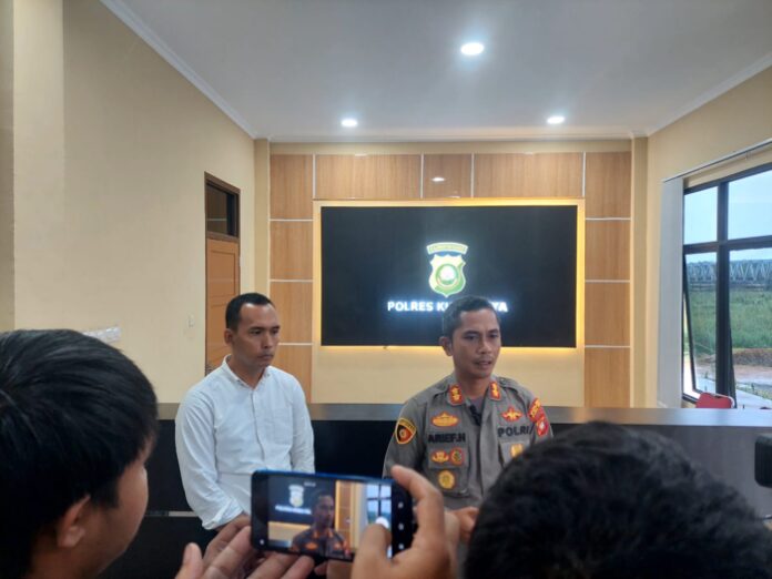 Kapolres Kubu Raya AKBP Arief Hidayat diwawancarai awak media terkait kasus pembunuhan Ibu Rumah Tangga atau IRT bernama Nor Azizah di Sungai Asam Kubu Raya. (Istimewa)