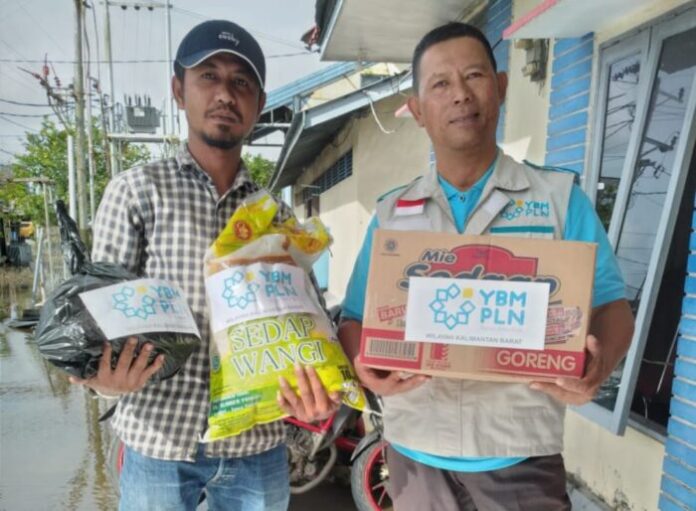 PLN Kalbar lewat Yayasan Baitul Maal bagikan paket sembako untuk masyarakat Sambas yang terdampak banjir. (Dok PLN Kalbar)