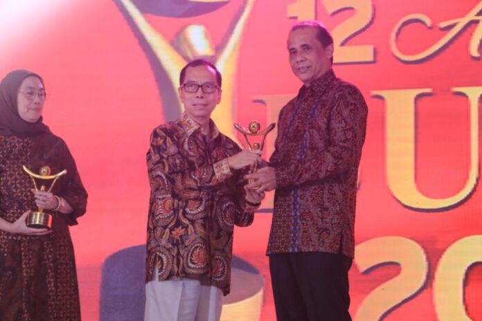 Direktur PTPN XIII Rizal H Damanik menerima penghargaan dalam ajang BUMN Track 2023 dengan prestasi peringkat 1 kategori Strategi Pemulihan. (Istimewa)