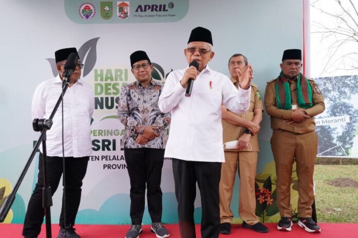 Wakil Presiden Ma'ruf Amin memberikan keterangan pers kepada wartawan usai menghadiri acara Hari Desa Asri Nusantara 2023 di Riau, Senin (20/3/2023). (ANTARA/HO-BPMI Setwapres)