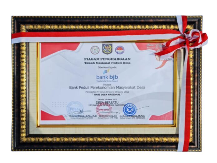 Bank bjb terima piagam penghargaan Bank Peduli Perekonomian Masyarakat Desa.