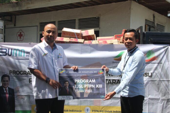 PTPN XIII bagikan sembako untuk korban banjir di Kabar. (Istimewa)