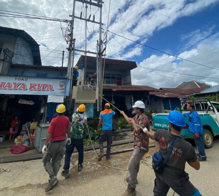 Petugas PLN ganti trafo di Pasar Kenari Parindu Sanggau