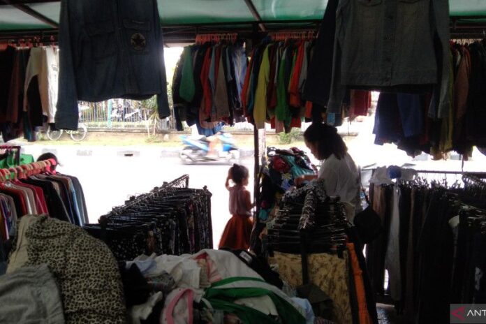 Konsumen memilih pakaian bekas di salah satu toko khusus busana bekas di Denpasar, Minggu (19/3/2023). (ANTARA/Dewa Ketut Sudiarta Wiguna)