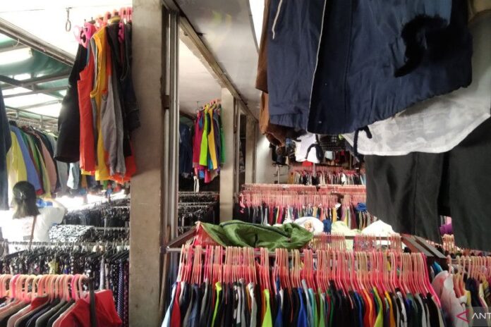 Konsumen memilih busana bekas di salah satu toko pakaian bekas di Denpasar, Bali, Minggu (19/3/2023). (ANTARA/Dewa Ketut Sudiarta Wiguna)