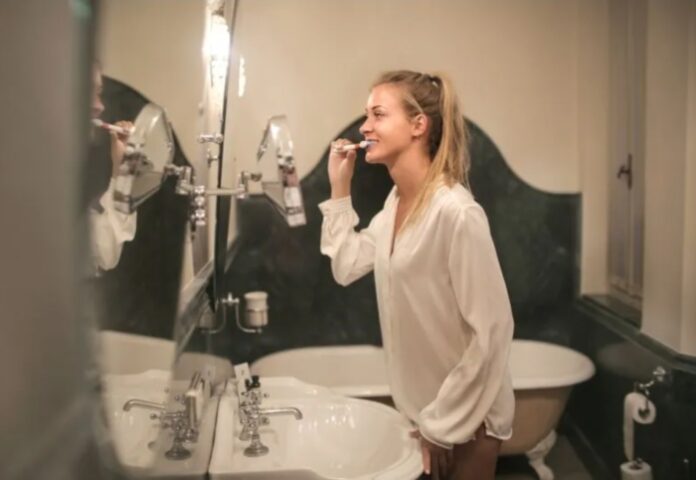 Ilustrasi - Seseorang sedang menyikat gigi (Antara/Pexels)