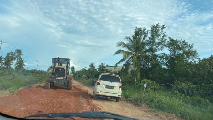 Proyek penimbunan jalan Siduk-Sukadana Kayong Utara tengah berjalan. (Istimewa)