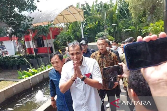 Wamenkumham Edward Omar Sharif Hiariej (tengah) menyambangi KPK untuk memberikan klarifikasi atas laporan Indonesia Police Watch di Jakarta, Senin (20/3/2023). (ANTARA/Fianda Sjofjan Rassat)