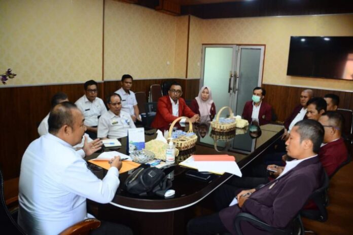 Sekda Ketapang, Alexander Wilyo menerima audiensi pengurus DPD PPNI Ketapang, Rabu (29/3/2023). (Istimewa)