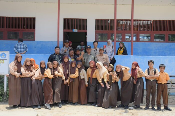 Siswa SMPN 03 Pelapis di Kecamatan Kepulauan Karimata, Kayong Utara kembali bersekolah setelah sepekan libur akibat sekolah ini disegel orang tua siswa, Sabtu (11/3/2023). (Istimewa)