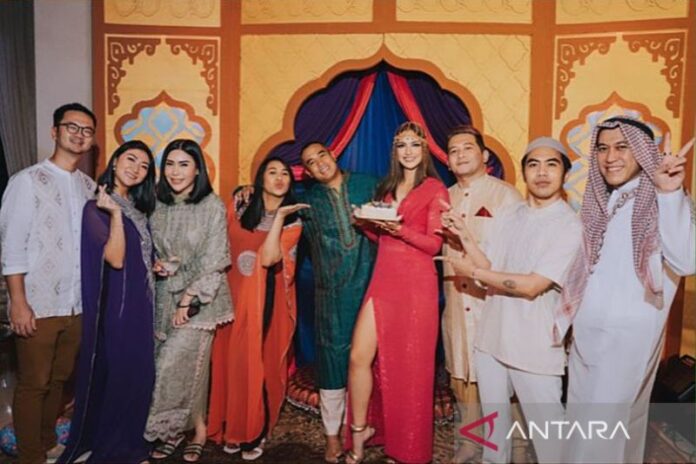 Nia Ramadhani bersama suami dan kerabat merayakan hari ulang tahunnya di Jakarta, Sabtu (22/4). (ANTARA/Instagram/Nia Ramadhani)