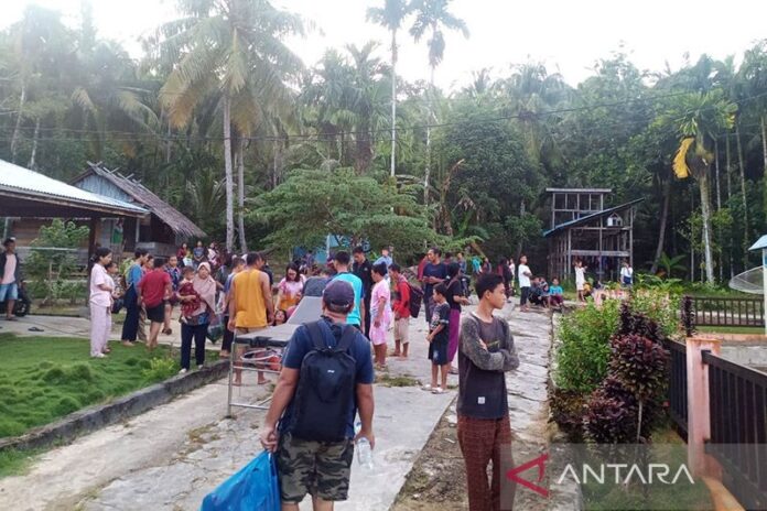 Warga keluar rumah untuk menghindari reruntuhan akibat gempa berkekuatan magnitudo (M) 6,2 terjadi di wilayah Kabupaten Kepulauan Mentawai, Sumatera Barat, Minggu (11/9/2022). ANTARA/HO-BNPB/am.