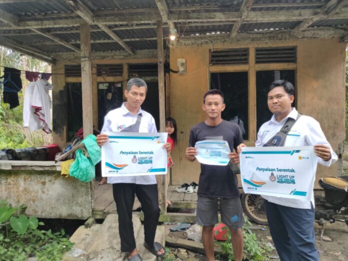 Iwanto (36), warga Dusun Kayu Ara, Kecamatan Mandor, Kabupaten Mempawah, terima bantuan pemasangan listrik gratis dari PLN lewat program Light Up the Dream. (Istimewa)