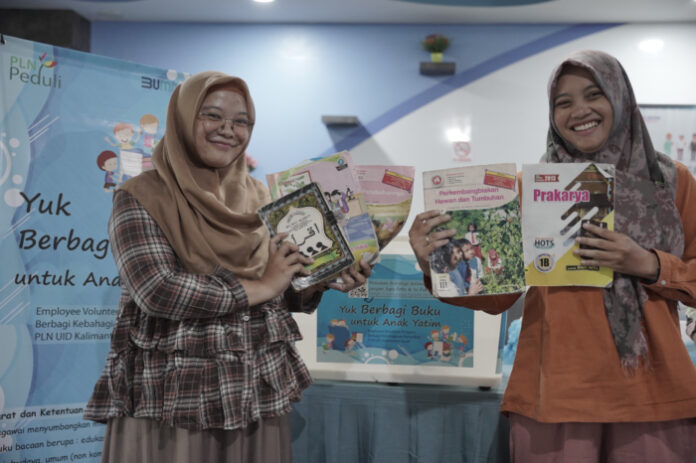 Gerakan 1000 buku PLN Kalbar menyasar untuk para santri dan anak yatim. Kegiatan ini merupakan salah satu upaya meningkatkan minat baca. (Istimewa)