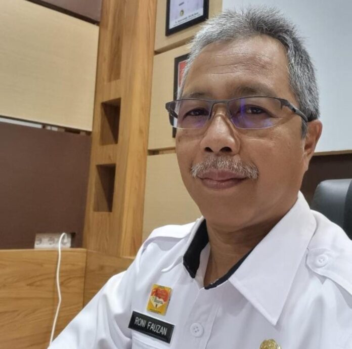 Kepala Dinas Tenaga Kerja dan Transmigrasi Kabupaten Sanggau, Roni Fauzan. (Istimewa)