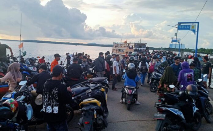 Penumpang di Pelabuhan Teluk Batang, Kayong Utara membeludak, Minggu (30/4/2023). (Istimewa)