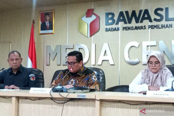 Ketua Bawaslu RI Rahmat Bagja saat memberikan keterangan pers di Media Center Bawaslu RI, Jakarta, Kamis (6/4/2023). (Antara/Tri Meilani Ameliya)