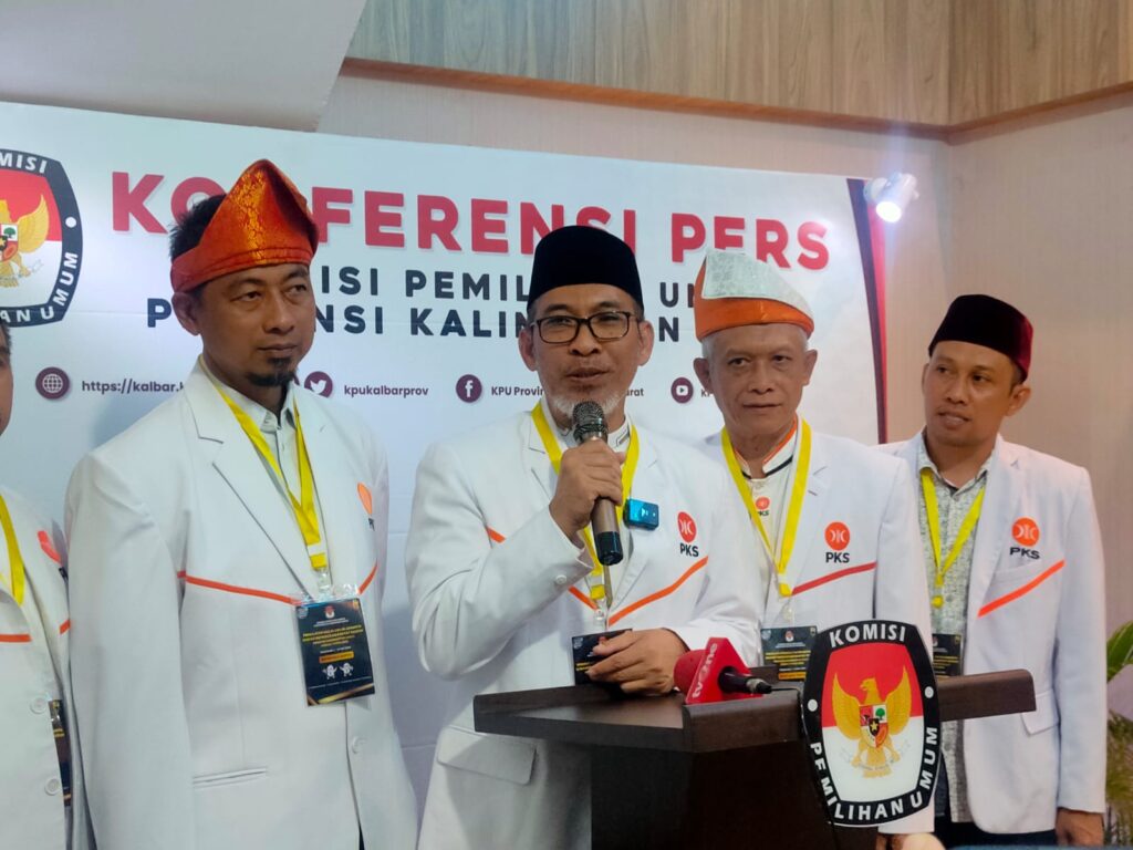 Ketua DPW PKS Kalbar, Arif Joni Prasetyo menyampaikan pers rilis usai mendaftarkan caleg di KPU Kalbar, Jumat (12/5/2023). (Insidepontianak.com/Andi Ridwnsyah)