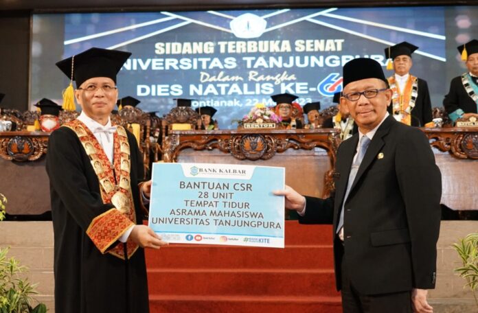 Gubernur Kalbar Sutarmidji menyerahkan bantuan dari Bank Kalbar kepada Rektor Untan, Garuda Wiko berupa tempat tidur untuk asrama mahasiswa Untan. (Istimewa)