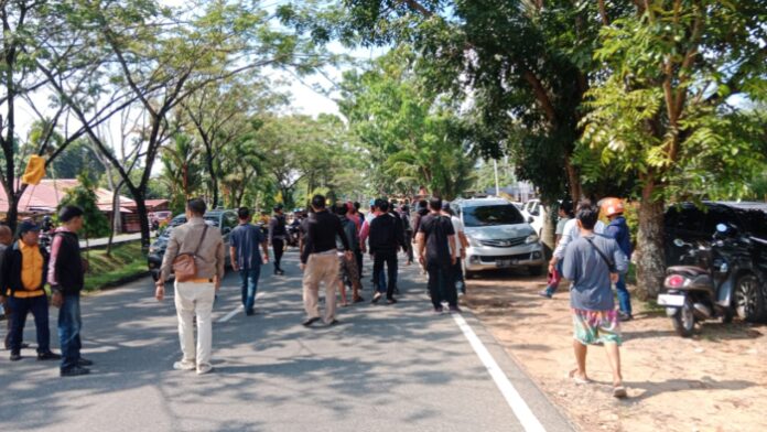 Perkelahian berujung baku hantam antarkelompok di Jalan Ahmad Yani II, Kubu Raya, Kamis (25/5/2023). (Istimewa)