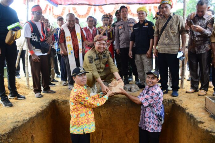 Sekda Ketapang Alexander Wiyo melakukan peletakan batu pertama sebagai tanda Pembangunan Gereja Santo Yosep Karangan di Kecamatan Marau, Kamis (25/5/2023). (Istimewa)