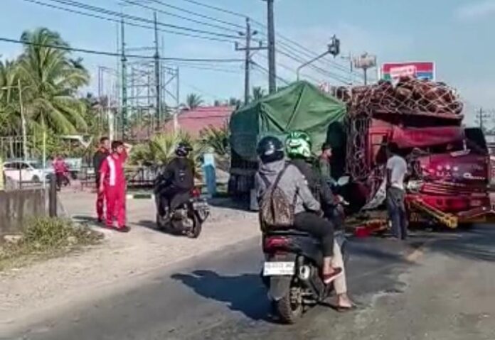 Mobil truk tergelincir setelah bertabrakan dengan mobil dump truk di Jalan Raya Sungai Bakau, Kabupaten Mempawah, Sabtu (20/5/2023). (Istimewa)