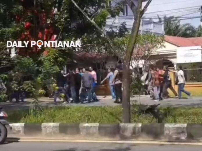 Sekelompok orang terlibat perkelahian di Jalan Ahmad Yani II Kubu Raya, Kamis (25/5/2023). (Tangkapan layar/Instagram @dailypontianak)
