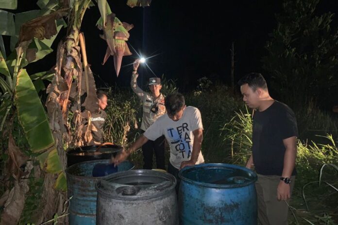 Jajatan Satreskrim Polres Bintan, Polds Kepri, menangkap pelaku penyelewengan BBM subsidi di Pelantar Kelong Barek Motor, Kecamatan Bintan Timur, Kabupaten Bintan, Rabu (24/5) malam. (ANTARA/HO-Humas Polres Bintan)