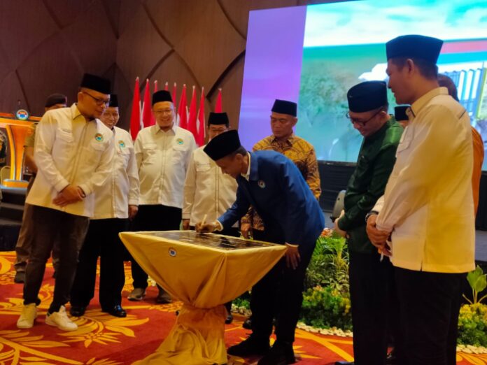 Ketua IKA-PMII Kalbar, Suib menandatangani prasasti tanda dimulainya Rakernas ke-II IKA PMI, yang digelar di Qubu Resort, Kubu Raya, Jumat (26/5/2023). (Insidepontianak.com/Istimewa)