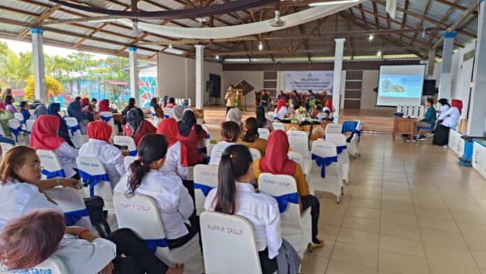 PLN Kalbar lewat program TJSL PLN Peduli gelar pelatihan keterampilan usaha pelaku UMKM perempuan di Kabupaten Melawi, Jumat (26/5/2023). (Istimewa)