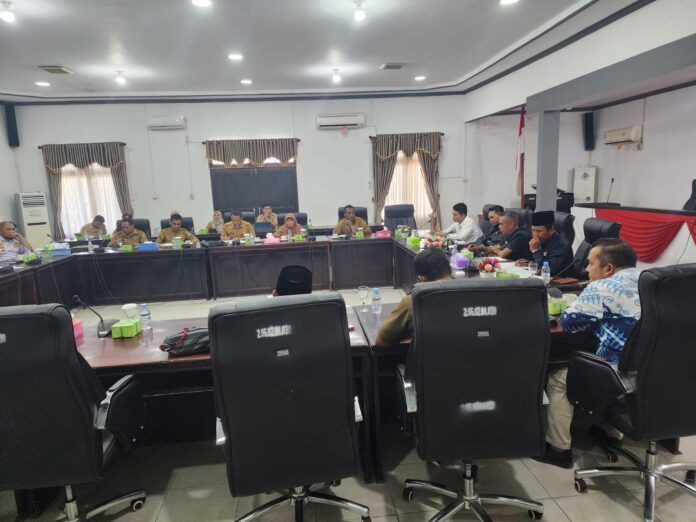 Rapat kerja antara DPRD Kayong Utara dengan OPD Pemkab Kayong Utara membahas soal progres pembangunan tahun 2023, Senin (29/5/2023). (Istimewa)