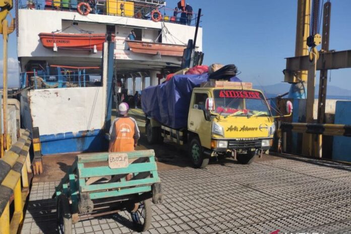 Ilustrasi - Sebuah truk pengangkut logistik keluar dari kapal ferry yang berlabuh di Pelabuhan Ferry Waijarang, Kabupaten Lembata, NTT. (ANTARA/Aloysius Lewokeda)