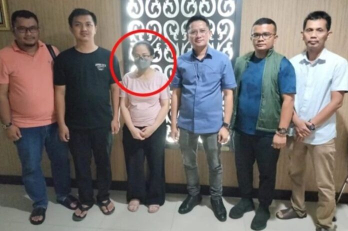 Tim Tangkap Buron Kejati Kepri berhasil menangkap seorang buronan terpidana kasus korupsi yang masuk daftar pencarian orang (DPO) selama tujuh tahun atas nama Faly Kartini Simanjuntak, Sabtu (27/5/2023). (ANTARA/HO-Kejati Kepri).
