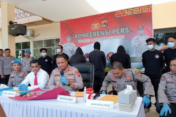 Kapolres Lombok Tengah, NTB, AKBP Irfan Nurmansyah saat acara konferensi pers pengungkapan kasus narkoba, Senin (29/5/2023). (Antara/Akhyar)