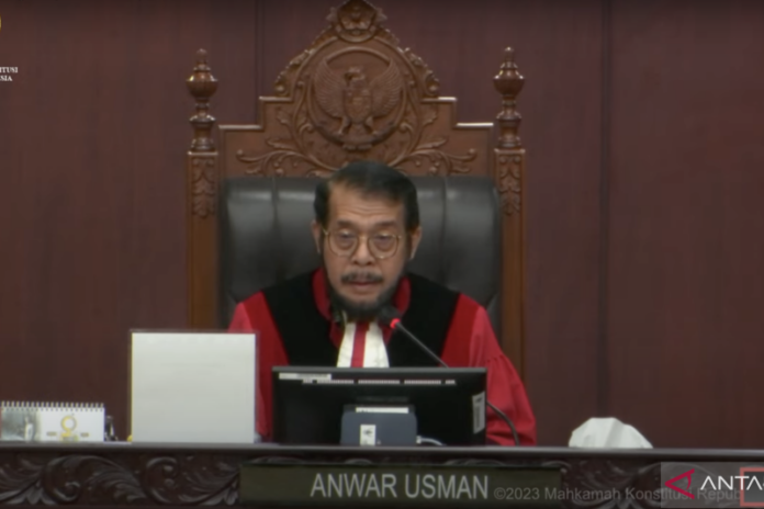 Tangkapan layar Ketua Mahkamah Konstitusi Anwar Usman dalam sidang pengucapan ketetapan dan putusan yang disiarkan di kanal YouTube Mahkamah Konstitusi RI, dipantau dari Jakarta, Kamis (25/5/2023). ANTARA/Putu Indah Savitri