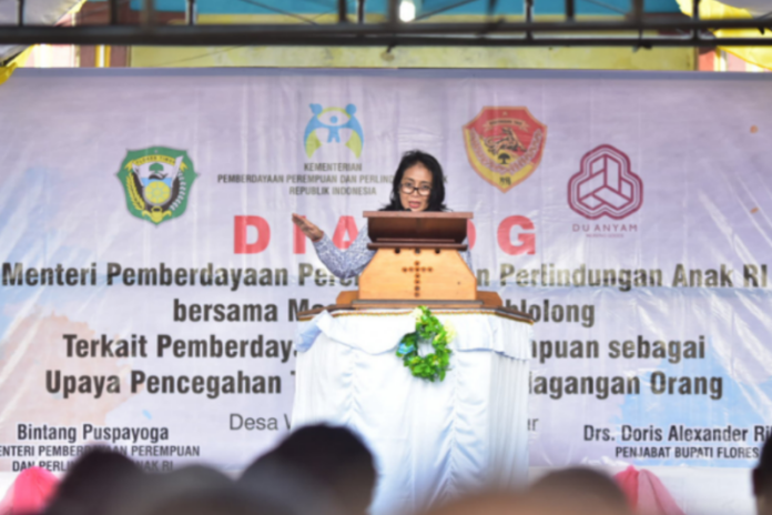 Menteri Pemberdayaan Perempuan dan Perlindungan Anak (PPPA) Bintang Puspayoga dalam kunjungan kerja ke Wulublolong, Flores Timur, NTT pada Rabu (24/5/2023). (ANTARA/HO/Kemen PP&PA)