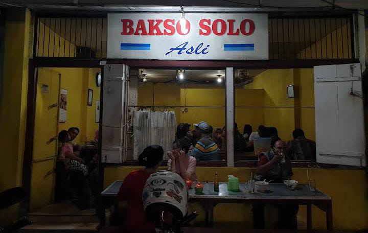 Warung Bakso Solo Plaza buka sejak pukul 11.00 - 22.00 WIB (Foto: Sony Sugaharta / Google Map)