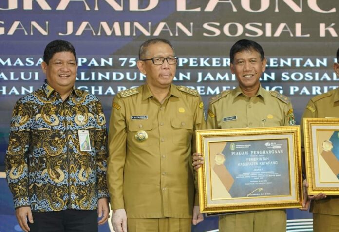 Pemerintah Kabupaten Ketapang mendapatkan Juara Pertama Paritrana Award Tahun 2022 tingkat Provinsi Kalimantan Barat dan Penghargaan Gerakan Perlindungan 1 Desa 100 Pekerja Rentan di Wilayah Kalimantan Barat.