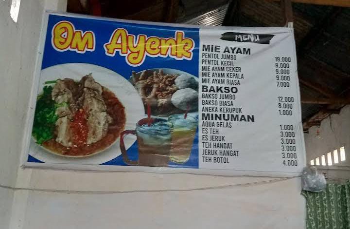 Menu yang terpampang di kedai Mie Ayam Bakso Om Oyenk. (Foto:  Windu Pandaan / Google Map)